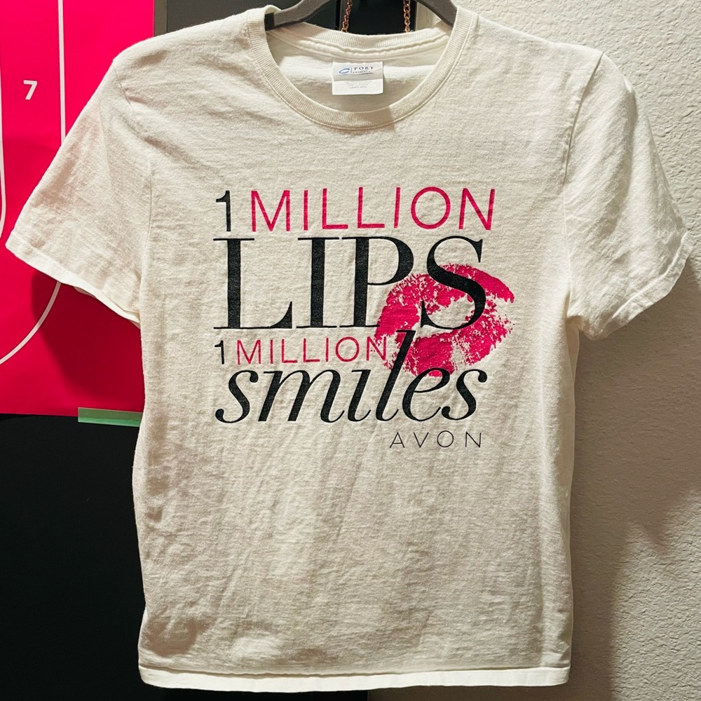 Avon 100% Cotton White T-Shirt with Red Graphic